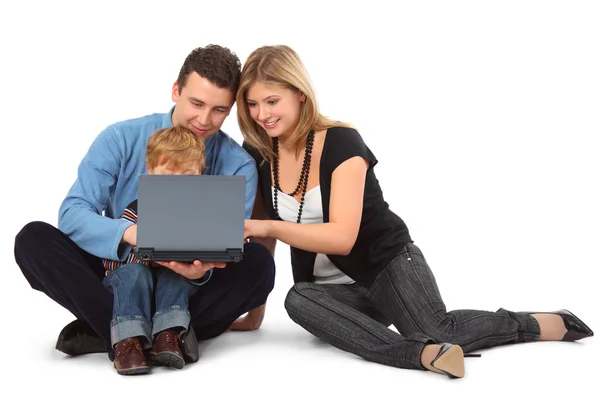 在笔记本电脑上看父亲、 母亲和儿童 — 图库照片