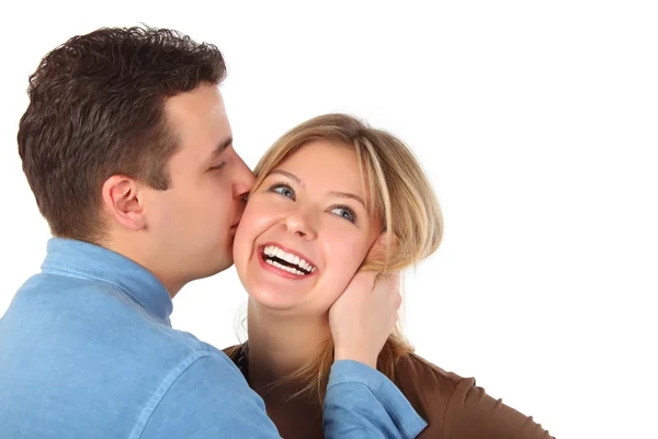 Мужчина целует молодую женщину — стоковое фото