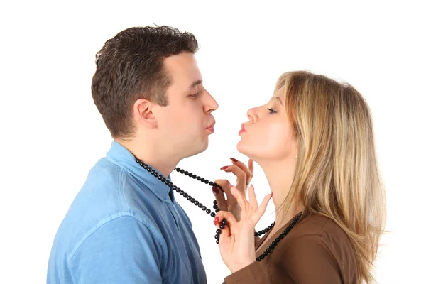 Jovens beijos par — Fotografia de Stock