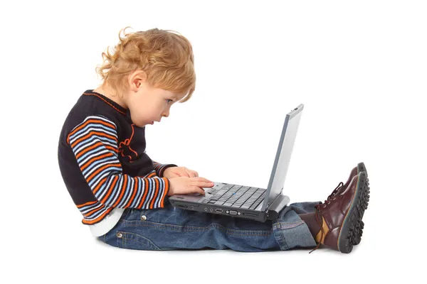 男孩与便携式计算机在配置文件 — 图库照片