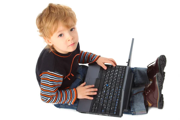 Chłopiec z laptopa — Zdjęcie stockowe