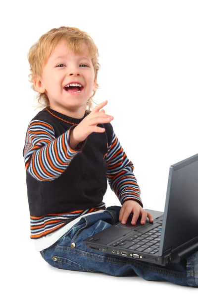 Улыбающийся мальчик с ноутбуком — стоковое фото