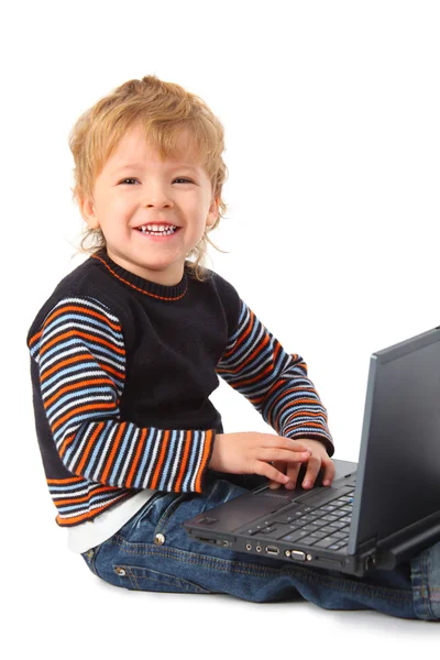 Uśmiechnięty chłopiec z laptopa — Zdjęcie stockowe