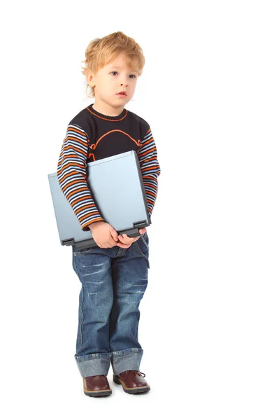 Menino fica com laptop nas mãos — Fotografia de Stock