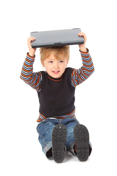 Pojke hålla laptop på huvud — Stockfoto
