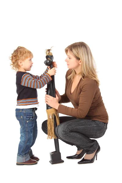 Мальчик и мать с деревянной игрушкой — стоковое фото