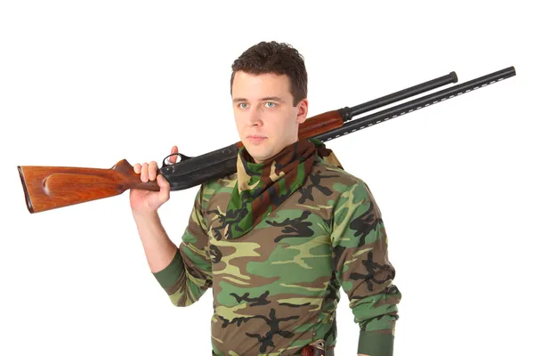 Człowiek w kamuflażu z bronią na ramieniu — Zdjęcie stockowe