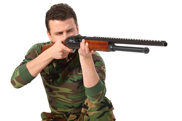 Mannen i kamouflage mål från pistol — Stockfoto