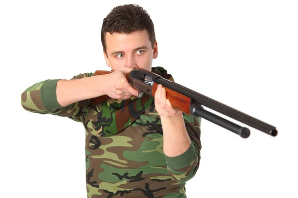 Hombre en camuflaje apunta desde el arma — Foto de Stock