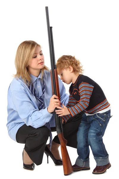 Moeder en zoon met pistool — Stockfoto