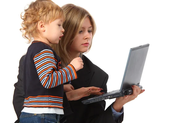 Matka i syn z laptopem — Zdjęcie stockowe