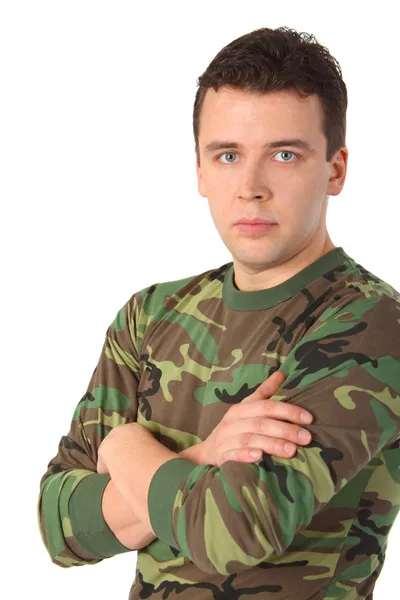 Mannen i kamouflage med korsade händer — Stockfoto