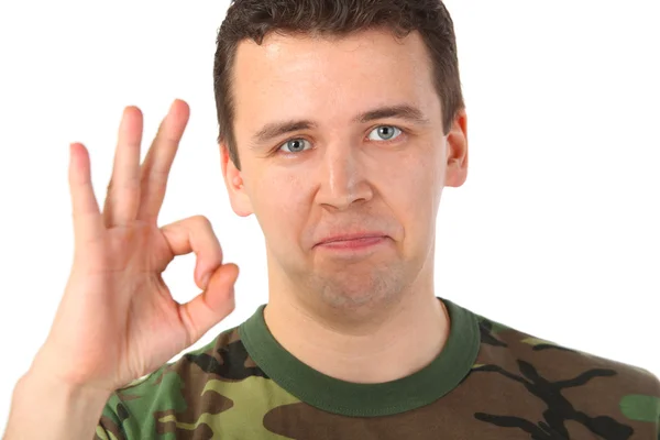 Man in camouflage toont gebaar ok — Stockfoto