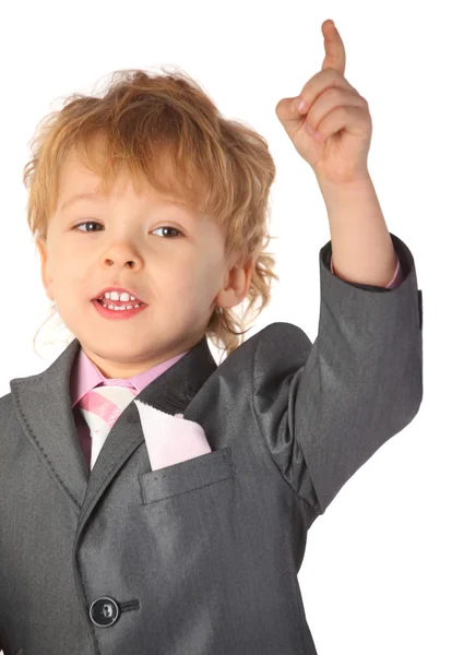 Мальчик в костюме с поднятым пальцем — стоковое фото