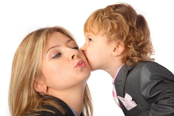 Мальчик в костюме целует мать — стоковое фото