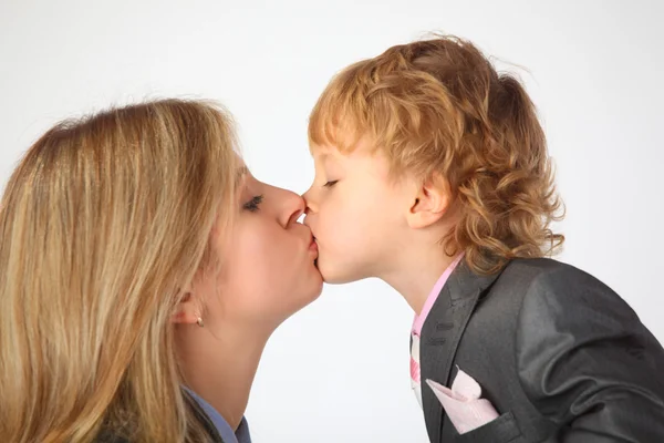 Поцелуй матери и сына — стоковое фото