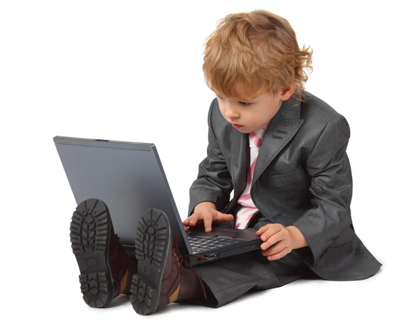 Jongen in pak met laptop — Stockfoto