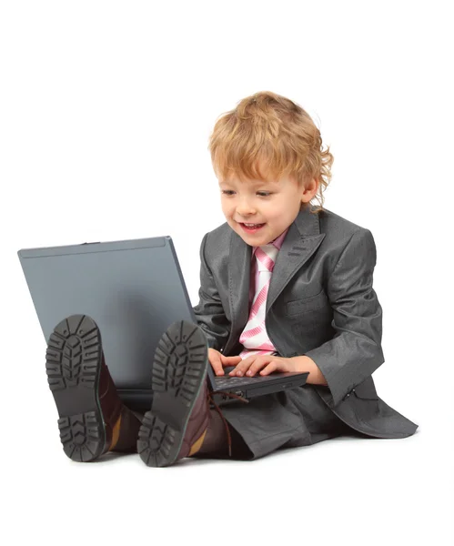 Chlapec v obleku s notebookem — Stock fotografie