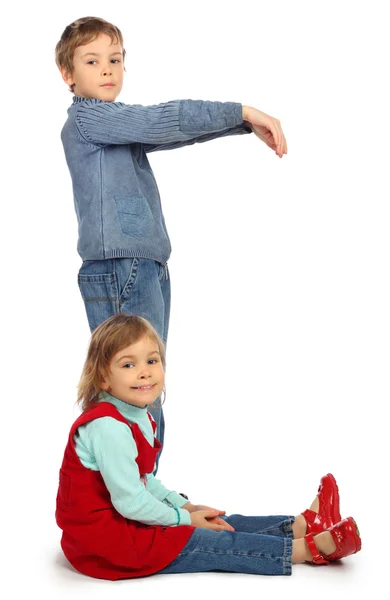 Menino com menina representam letra C — Fotografia de Stock