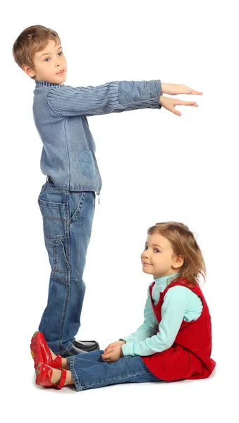 Мальчик с девушкой представляют букву G — стоковое фото