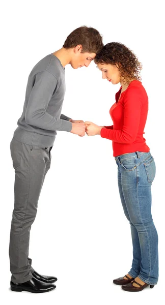 Ung man och kvinna representerar brev — Stockfoto