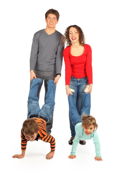 Föräldrar hålla barn för ben — Stockfoto