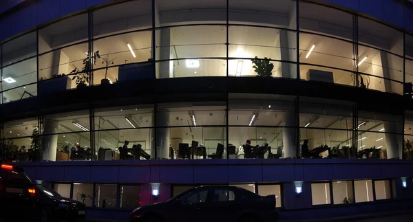 Wand eines Bürogebäudes am Abend — Stockfoto