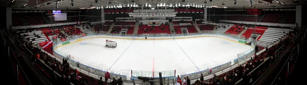 Panorama van hockey stadion met machine voor ijs resurfacing — Stockfoto