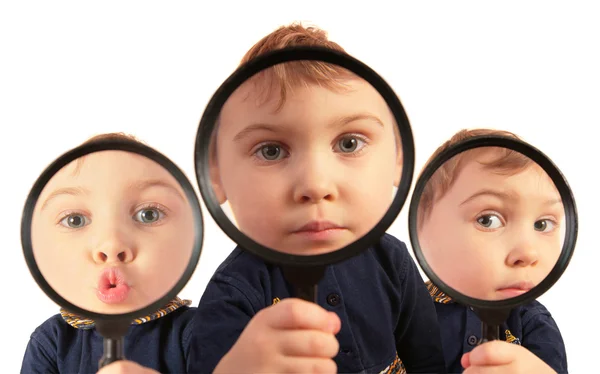 Niños mirando a través de lupas collage — Foto de Stock