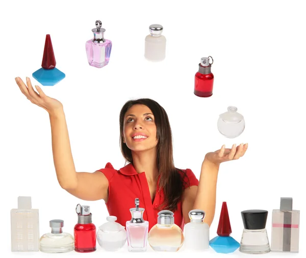 Женщина смотрит вверх и жонглирует коллажем парфюмерии — стоковое фото