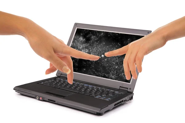 Anne ve oğlu tarafından dizüstü bilgisayar önünde parmaklarını dokunmadan — Stok fotoğraf