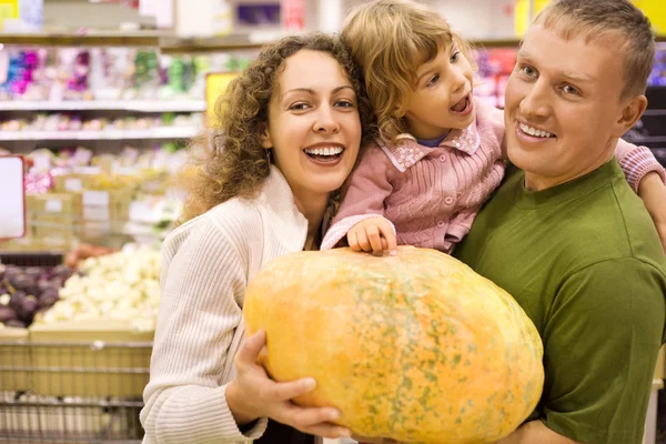 Família com menina comprar abóbora no supermercado — Fotografia de Stock