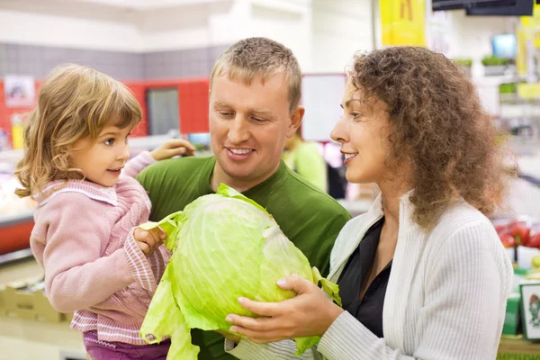 Familie mit Mädchen kauft Kohl im Supermarkt — Stockfoto