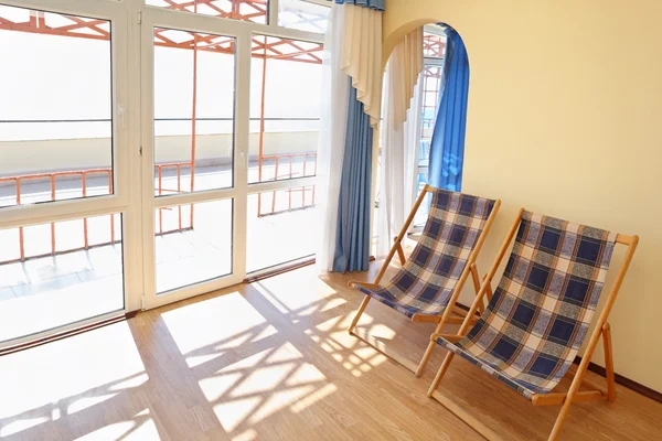 Accogliente camera d'albergo con chaise longue — Foto Stock