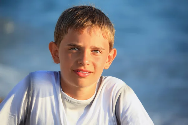 Sorridente adolescente ragazzo contro mare — Foto Stock