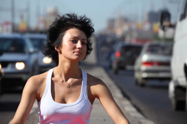Porträt eines Mädchens auf der Autobahn — Stockfoto