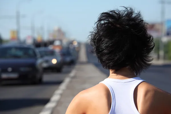 Flicka från rygg, huvud och axlar, på motorväg — Stockfoto
