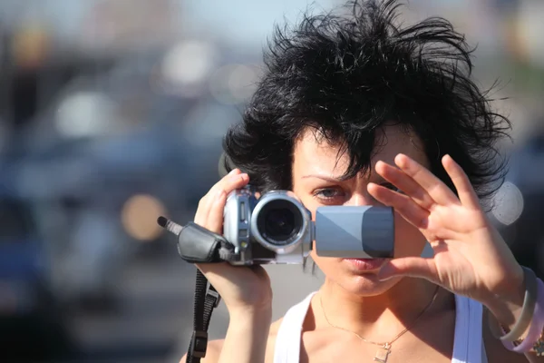 Портрет девушки с видеокамерой на шоссе — стоковое фото