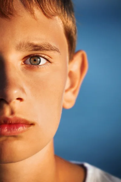 Teenager mit halbem Gesicht gegen See geprallt — Stockfoto