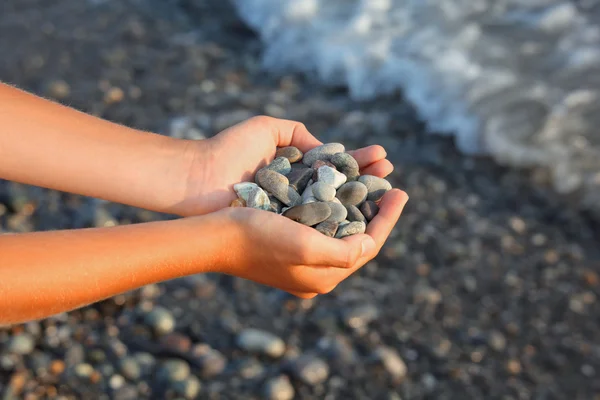 Eine Handvoll Steine in der Hand — Stockfoto