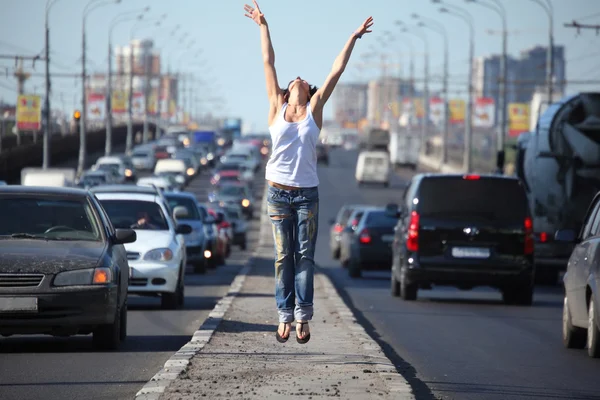 Girl jumps on highway middle — Stock Photo, Image