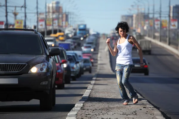Девушка танцует на середине шоссе — стоковое фото