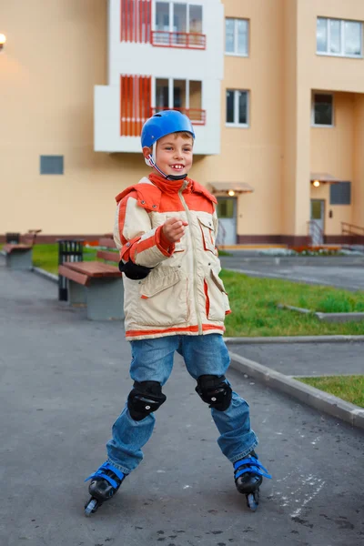 Pojke på rullskridskor — Stockfoto