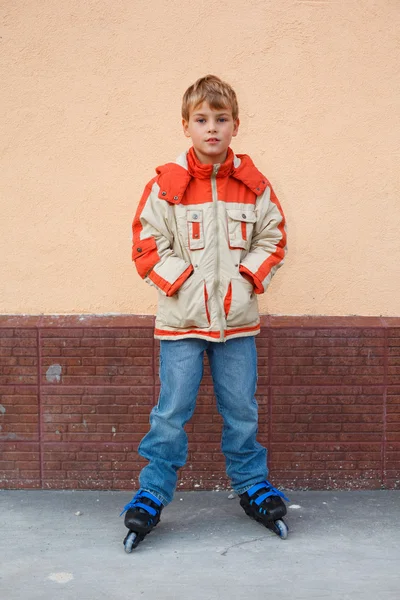 Chlapec stojící na kolečkových bruslích — Stock fotografie