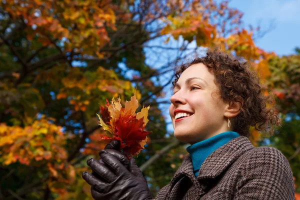 公園での葉の束を持つ少女 — ストック写真