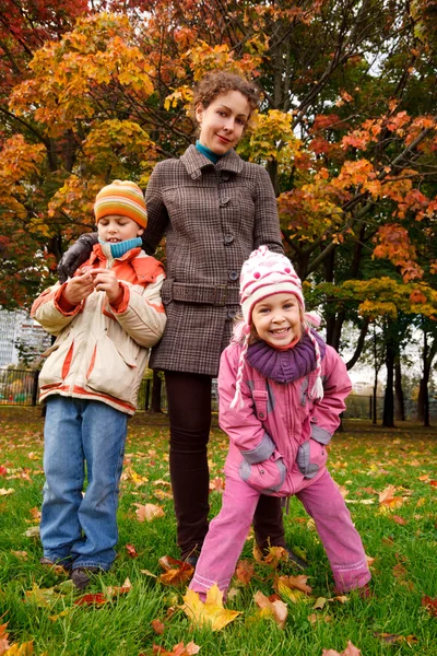 Moeder met kinderen in park — Stockfoto
