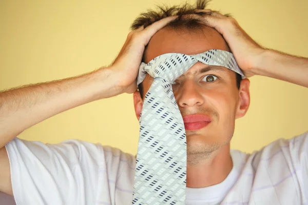 Őrült esedékes fiatalember helyezi a nyakkendő — Stock Fotó