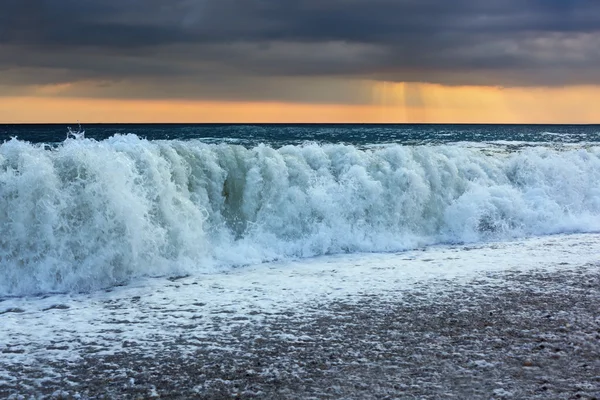 Zeekust met golven — Stockfoto