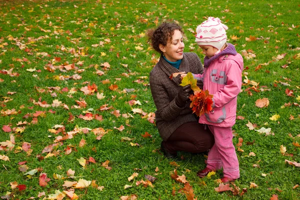 Mutter und Tochter spielen im Park — Stockfoto