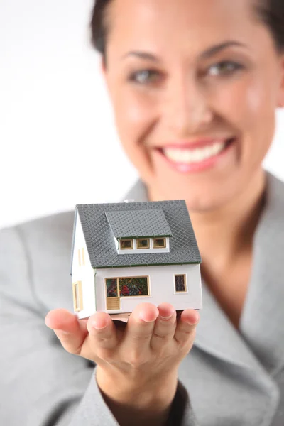 Biznes kobieta posiada model domu — Zdjęcie stockowe